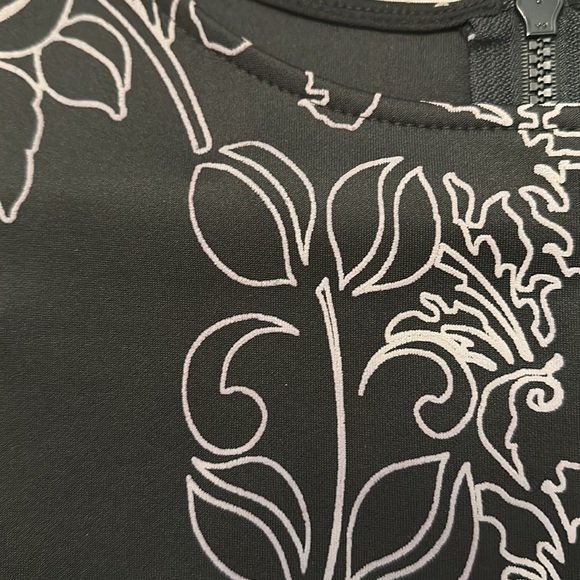 Olivia Matthews short sleeved dress with textured pattern - Picture 4 of 4